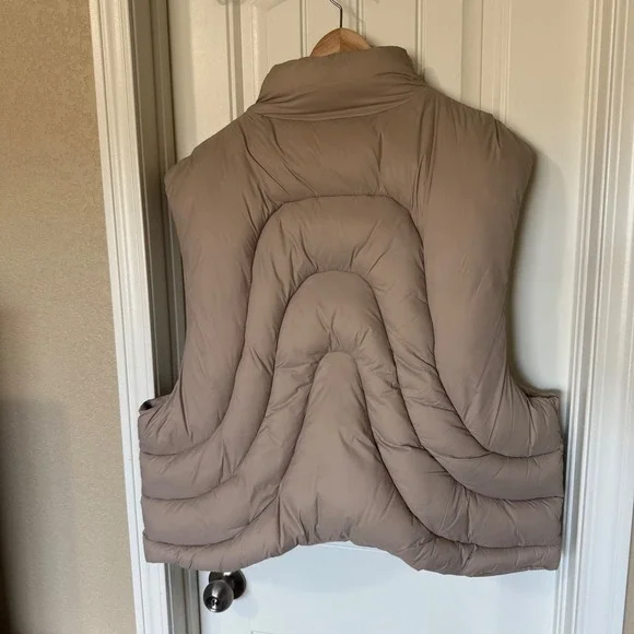 BY DYLN Puffer Vest Tan Quilted Collarless Sleeveless Women's Size L NWT - Picture 6 of 8